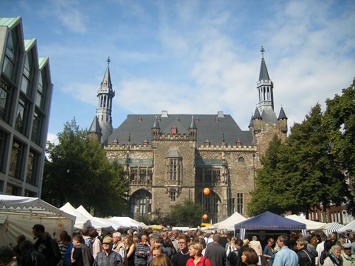 DSCF4839 Rathaus mit Markt